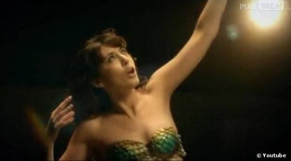 © http://www.purebreak.com/media/photo-nolwenn-leroy-en-sirene-blessee-dans-203802.html Gallery image