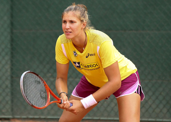 © www.amotenis.com.br/NoticiasDetalhe/43/11052/grand-slam-feminino/bia-haddad-avanca-a-terceira-fase Gallery image