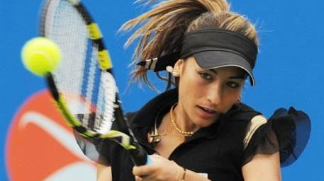 © Aravane Rezaï / AFP/M.Clarke / www.rtl.fr/actualites/sport/tennis/article/open-d-australie-aravane-rezai-tout-le-monde-n-aurait-pas-supporte-ce-que-j-ai-endure-7742294644 Gallery image