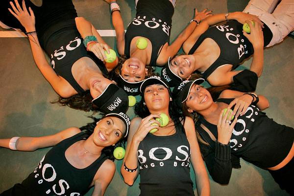 © http://www.estoestenis.com/2008/10/18/las-espectaculares-recogepelotas-de-madrid.html Gallery image