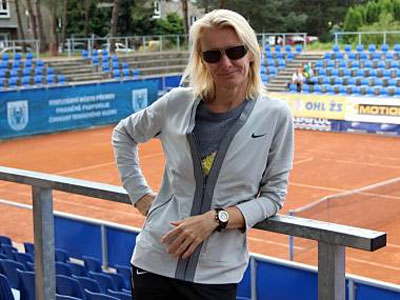 © http://prerovsky.denik.cz/ostatni_region/wimbledonska-vitezka-jana-novotna-v-prerove-jsem-po-petadvaceti-letech-20140620.html Gallery image