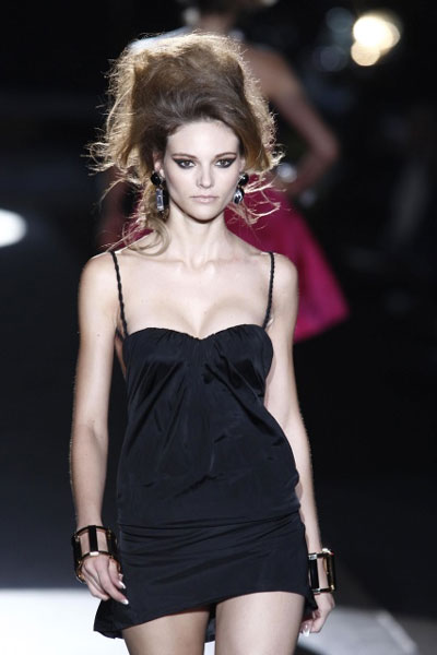 © http://img004.lazygirls.info/people/fabiana_semprebom/fabiana_semprebom_dsquared_spring_summer_fashion_show_2008_vudvisI.sized.jpg Gallery image