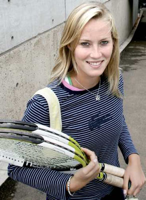 © http://tennisfeminin.com/2010/01/18/mathilde-johansson/mathilde-johansson-photo-pour-lacoste/ Gallery image