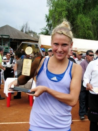 © http://www.tenisperu.com.pe/tenis/img/portada/campeona_karoli_1335205883.jpg Gallery image
