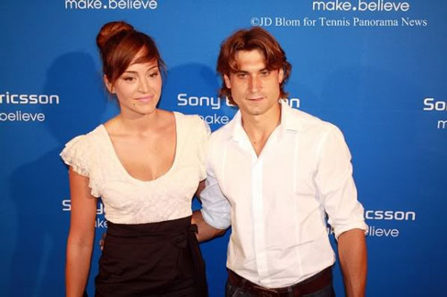© http://tennis-playerss.blogspot.mx/2012/10/david-ferrer-with-his-girlfriend.html Gallery image