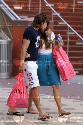 © http://images5.fanpop.com/image/photos/26600000/David-Ferrer-and-girlfriend-tennis-26699657-1024-1537.jpg Gallery image